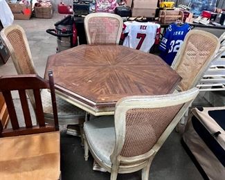 table and chairs 