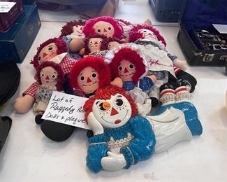 lot of raggedy Ann dolls 