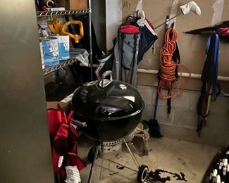 LIKE NEW CHARCOAL KETTLE