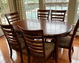 KITCHEN TABLE AND 6 CHIARS COMES WITH 2 LEAVES