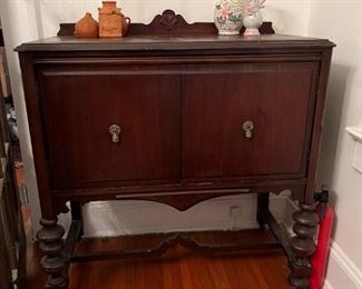 Item available for pre-sale.  Email hvogelbacker@bluemoonestatesales.com for pricing and pick up information