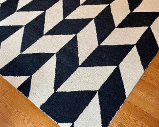 SOLD- Katte NuLoom rug in black and white geometric pattern - 9ft x 7ft. Wool. Great condition! 