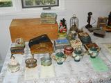 Nice collection of music boxes, including a Thorens wooden box with large selection of discs