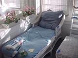 vintag white wicker chaise lounge.