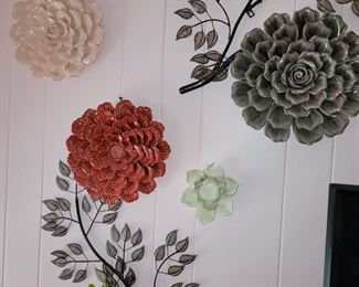 Porcelain floral pieces
