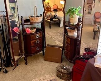 UNUSUAL 3 mirrored vanity or dresser.  Beveled.  