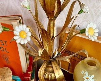 Love this daisy lamp!