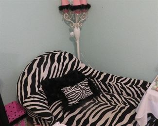 Petite chaise lounge