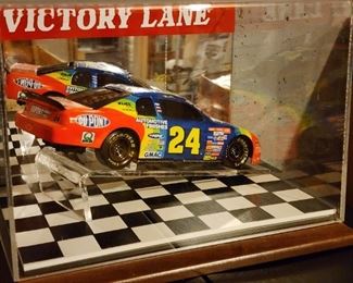 Jeff Gordan 1996 Dupont 1/24 Action Diecast Car & Victory Lane Display Case/Storage