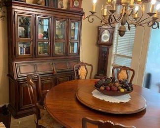Wonderful 5' round dining room table, with floating lazy Susan. 