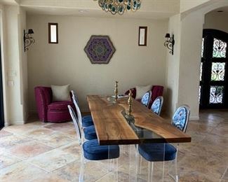 Stunning Dining room Table