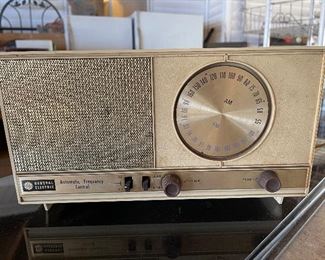Vintage General Electric AM/FM Radio