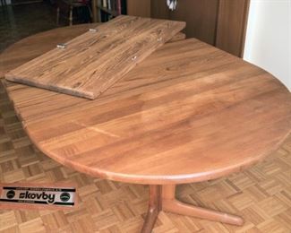 Skovby dining table top is in great shape.  We will post more pictures late on Jan 3rd.