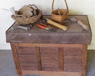 Yard gardening bench