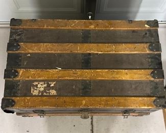 Antique Steamer Trunk	19.5 x 28 x 17.	HxWxD
