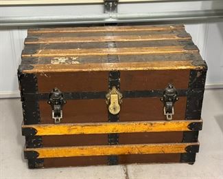 Antique Steamer Trunk	19.5 x 28 x 17.	HxWxD

