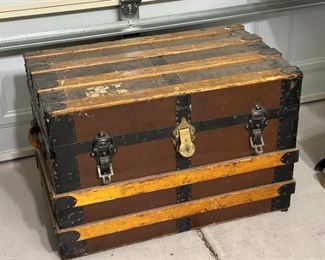 Antique Steamer Trunk	19.5 x 28 x 17.	HxWxD
