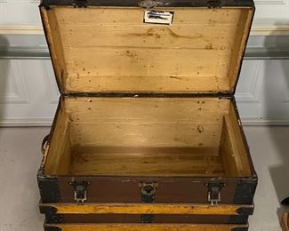 Antique Steamer Trunk	19.5 x 28 x 17.	HxWxD
