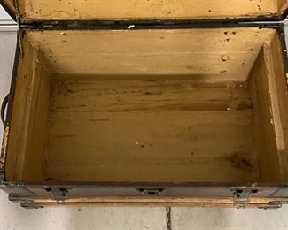 Antique Steamer Trunk	19.5 x 28 x 17.	HxWxD
