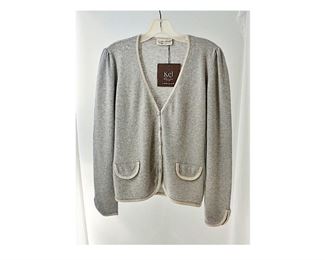 Corte di Kel 2-ply cashmere women's long sleeve grey cardigan with faux flap pockets and contrasting trim - MADE IN ITALY

All handmade from the finest cashmere by artisans in central Italy…incredibly soft and supple cashmere! 
All natural dyes 

NEVER WORN