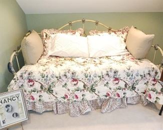 Full size daybed