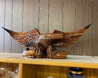 Wooden Eagle sculpture 