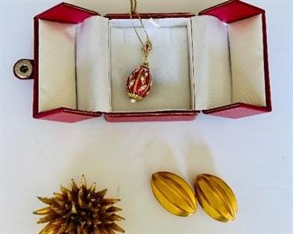 Vintage costume jewelry, including Italian enamel pendant