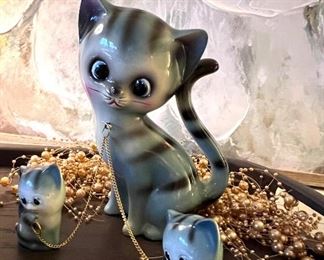 Vtg. Mama & kittens - made in Japan