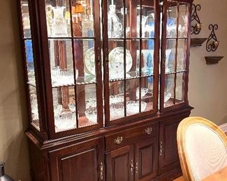 Pennsylvania House formal lighted dining room hutch w/glass shelves 