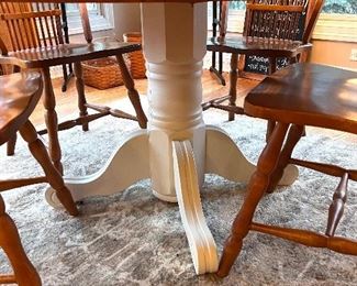 Oak kitchen table w/2 leaves and 4 chairs