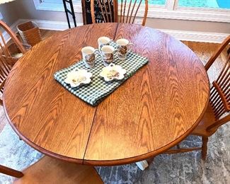 Oak kitchen table w/2 leaves and 4 chairs