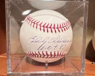 Hall of Fame Billy Williams #87 Autograph  Baseball in case 