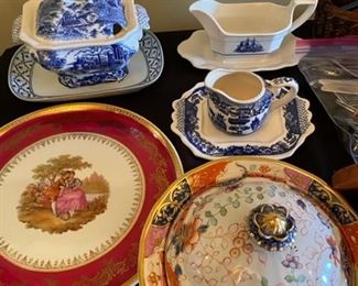 Assorted china pieces.