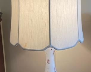 Lamp with ceramic base.