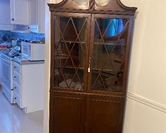 Corner cabinet