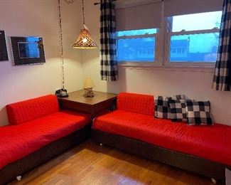 Twin bedroom set with corner table 