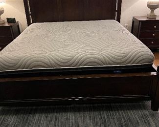 $2400~BEAUTIFUL THOMASVILLE KING SIZE BED WITH COMFY POSTERPEDIC TECHNOLOGY PERFORMANCE MATTRESS
