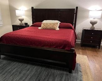$2400~BEAUTIFUL THOMASVILLE KING SIZE BED WITH COMFY POSTERPEDIC TECHNOLOGY PERFORMANCE MATTRESS