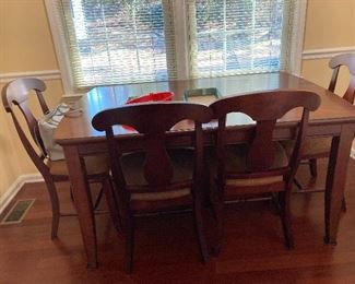 Beautiful breakfast table with six chairs. Perfect condition