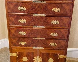5_____$450
Burl Oak Lined Silver / Jewelry Chest
21Wx15Dx35H
