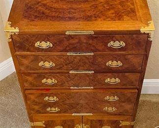 5_____$450
Burl Oak Lined Silver Chest
21Wx15Dx35H
