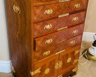 5_____$450
Burl Oak Lined Silver Chest
21Wx15Dx35H