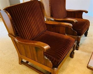 31_____$ 1195
ETHAN ALLEN 6 PIECE SUITE 
—Sofa 77Wx29Dx36H
—Oversize chair30wx32Dx41H 
—Side chair 30Wx32Dx36H
—Coffee Table 55x23x17H
— Pair of Side Tables 19Wx28Dx17H