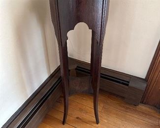 Pedestal table
