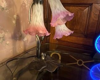 Tiffany style lily pad lamp with frosted art, glass shades