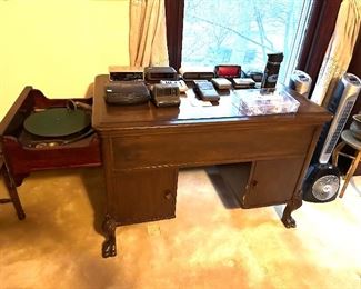 Turntable consol with record storage