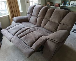 Electric reclining loveseat 