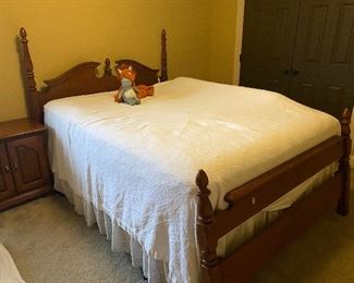 Queen bed. currently headboard is attached to a metal frame and footboard is not in use. Wooden siderails are not available