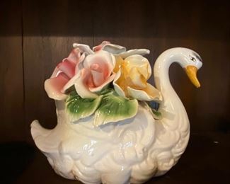 Capodimonte swan