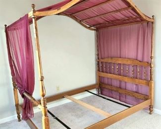 Vintage 4 poster canopy bed with scarf, can be used without scarf